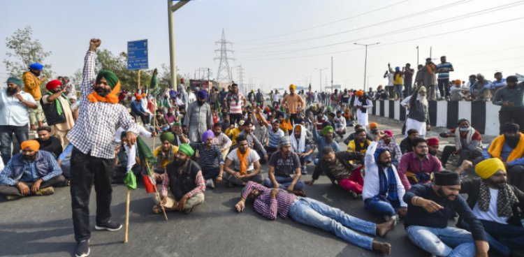 किसानों का भारत बंद : सड़कों पर बैठे किसान