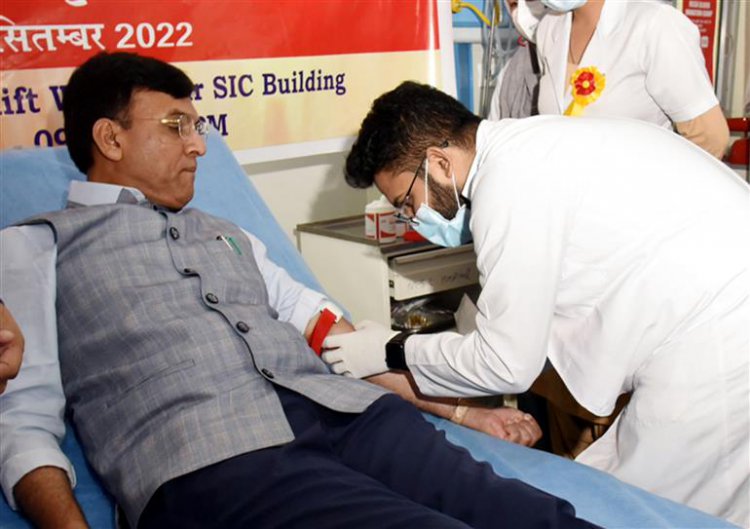 डॉ. मनसुख मांडविया ने रक्तदान अमृत महोत्सव के अंतर्गत रक्तदान शिविर का उद्घाटन किया