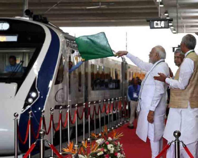 प्रधानमंत्री ने गुजरात के गांधीनगर स्टेशन पर गांधीनगर और मुंबई के बीच नई वंदे भारत एक्सप्रेस को हरी झंडी दिखाकर रवाना किया