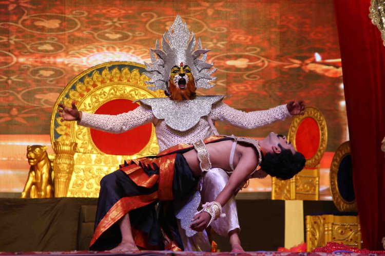 लव कुश लीला के मंच पर राम सुग्रीव की मित्रता का मंचन